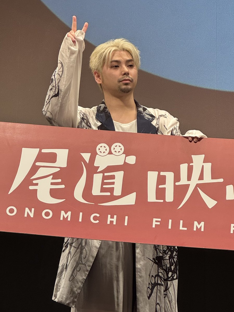 andy_natsu0114's tweet image. 虹郎くんは尾道で飼ってるインコちゃんを連れて寺めぐりしたとのこと🦜
また手を広げて鳩を上に沢山乗せていたとのことなので、昔尾道で鳩と戯れている動画を思い出した。
尾道の鳩は綺麗ってめっちゃ言ってた。
可愛いインコちゃんの写真をぜひお願いします🙏
#尾道映画祭
#村上虹郎