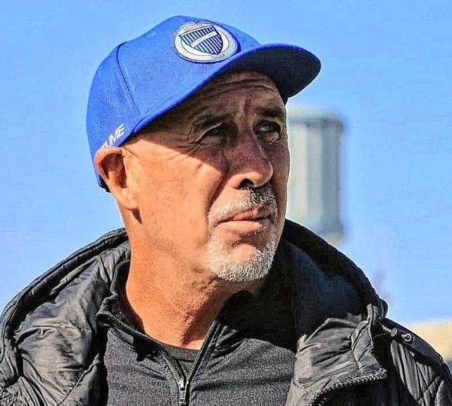 Cuando me digan que siempre sacamos jugadores "buenos" pienso en el. La 🪄 la obtiene un solo hombre, lo tuvimos, lo disfrutamos y aún así siempre voy a querer q este este señor. 
Nadie ama estos colores y la vivo, sufrió igual que un socio, UN HINCHA. 
Señor oldra 💙🤍