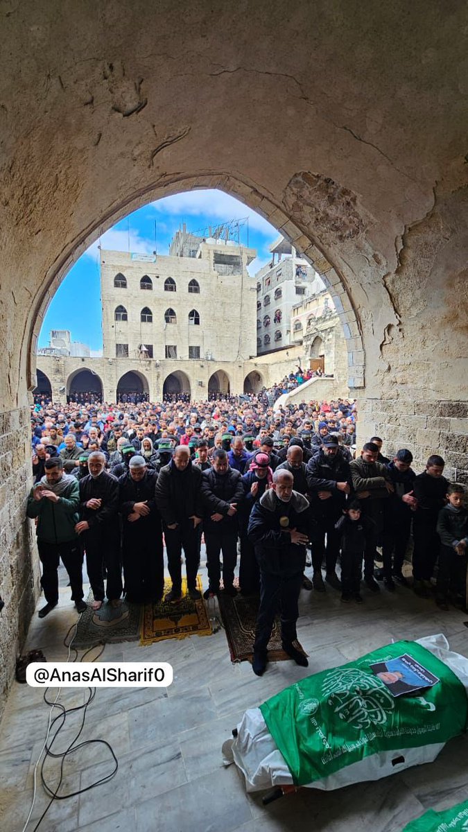 AnasAlSharif0's tweet photo. مشاهد لصلاة الجمعة الأولى في المسجد العمري الكبير بغزة عقب وقف إطلاق النار، حيث شُيّع القياديان في حركة حماس، روحي مشتهى وسامي عودة، بعد انتشال جثمانيهما، وسط حضور عسكري بارز لعناصر كتائب القسام. https://t.co/eNy88ZrAc4