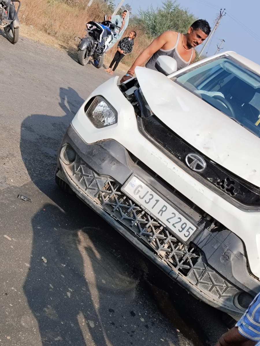 અણીયોરથી મોડાસા તરફ જવાના રોડનુ એક જ  સાઈડમાં સમારકામ કરવામાં આવ્યું હોવાથી  બીજી તરફ ખખડધજ થઈ જવાથી એક તરફી રોડ પર વાહન હંકારતા હોવાથી અકસ્માતની ઘટનામાં રોજબરોજ વધારો થાય છે ઝડપથી કાર્યવાહી કરવામાં આવે એવી આપ શ્રીને અપીલ <a href="/CMOGuj/">CMO Gujarat</a>
<a href="/DhavalsinhZala_/">Dhavalsinh Zala</a>
<a href="/sanghaviharsh/">Harsh Sanghavi</a>
<a href="/arvallisamachar/">Arvalli Samachar</a>