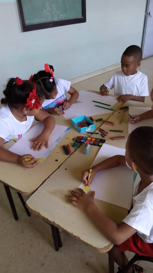 Los educandos de La Primera Infancia en el día de ayer realizando dibujos para celebrar el día del medio ambiente y el cuidado de mares y océanos. #PalmaSoriano .#SantiagoDeCuba