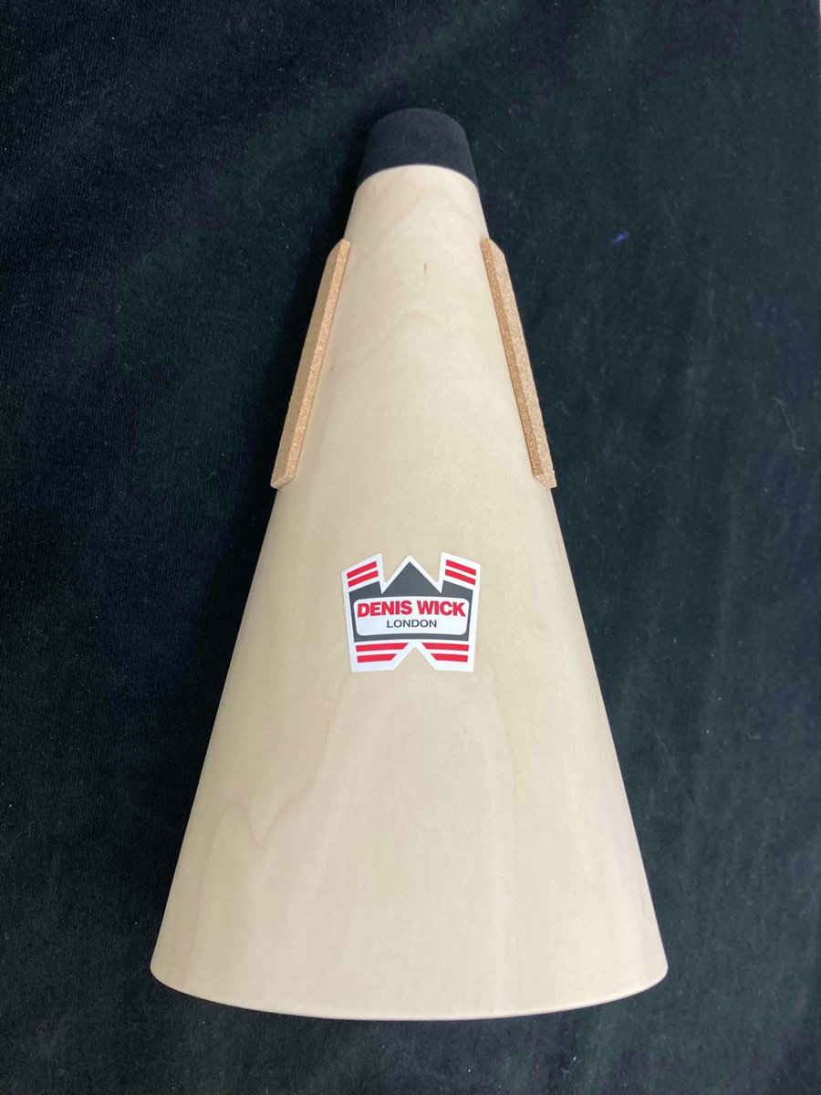 wind_crew's tweet image. 【#ホルン】入荷情報！
📯 #デニスウィック 木製ミュート📯
コストパフォーマンスにすぐれたストレートミュート🙌
木製ミュートならではのやわらかい音色を持ちつつ、反応が良くフォルテの時もしっかりと鳴るのが特徴です😆
内部についているバーを上下することで音程調整ができます✨

#オケ　#吹奏楽