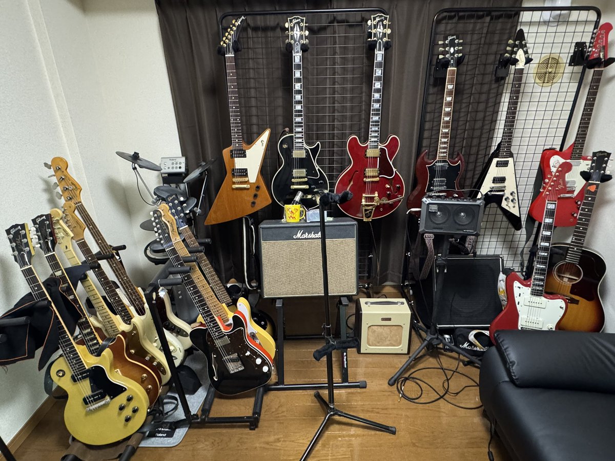 hisa_bisa_hisa's tweet image. 大好きな楽器に囲まれて暮らす幸せ

#Gibson
#gibson130
#マイギブソン