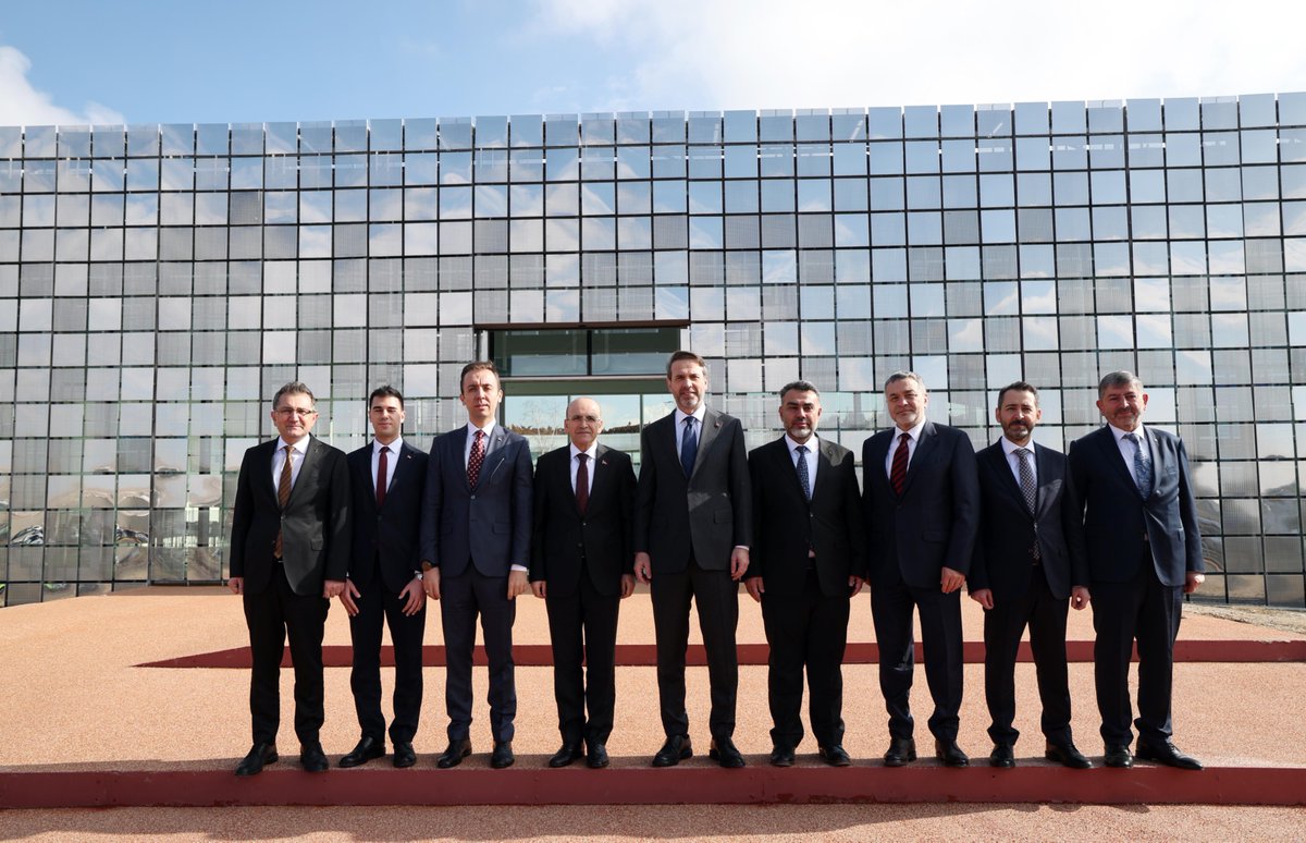 aBayraktar1's tweet photo. Güneş ve rüzgarda toplam 33 bin MW’a ulaştırdığımız kurulu gücümüzü inşallah 2035 yılında 120 bin MW’a çıkaracağız. 

YEKA modeli kapsamında duyurduğumuz yarışmalara gösterilen büyük ilgi bu hedefe ulaşacağımıza olan inancımızı da güçlendirdi. https://t.co/G2hHsjBWxA