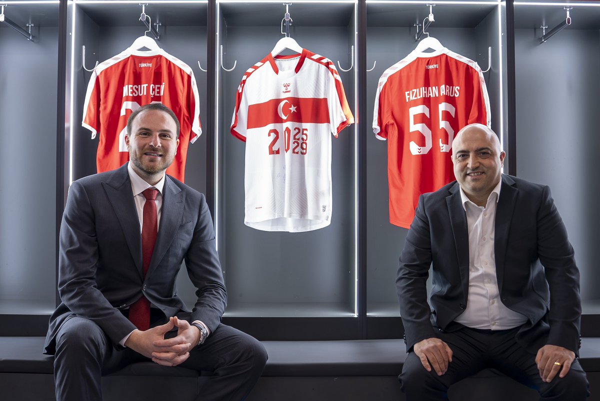 Türk sporunun öncü markası hummel, Türkiye Hentbol Federasyonu ile güçlerini birleştirdi!

Ankara'da Prof. Dr. Yaşar Sevim Hentbol Salonu'nda Türkiye Hentbol Federasyonu Başkanı Mesut Çebi, CRS Spor Yönetim Kurulu Başkanı Fazlıhan Carus ve CRS Spor Satış Müdürü Eyüp Kılıçoğlu'nun