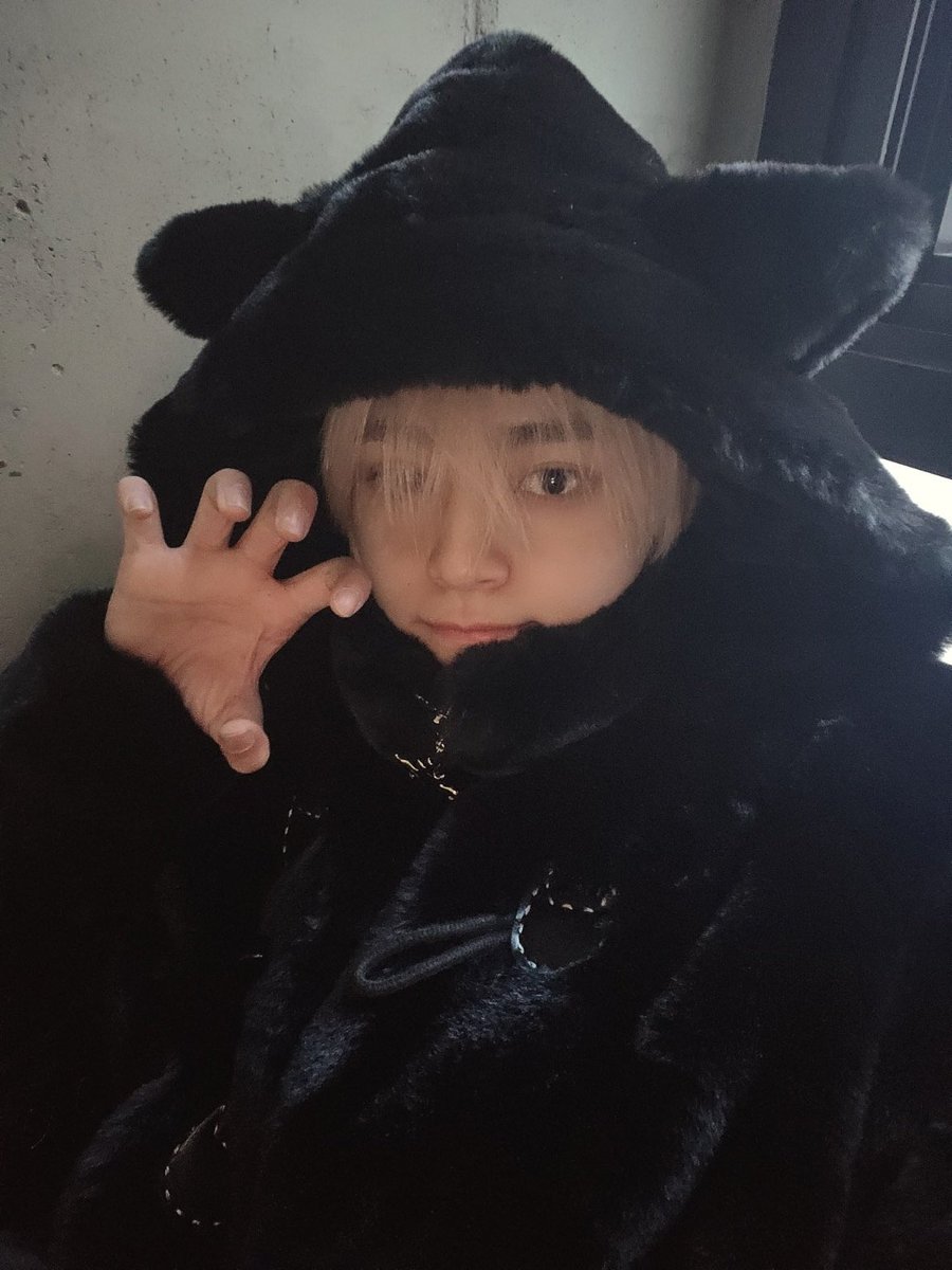 sungminthinkr's tweet photo. never beating the black cat/kuromin allegations

#홍성민 #HONGSUNGMIN #소년판타지 #FANTASYBOYS https://t.co/5uAOlWUSue