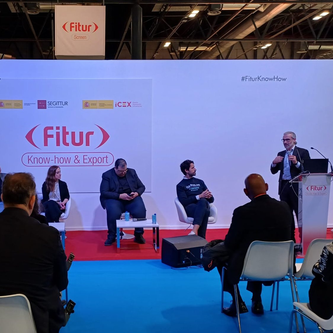 🔴Clausuramos #FiturKnowHow con la mesa sobre IA generativa para impulsar destinos turísticos, una
charla entre sector público y privado para debatir cómo sacar partido de la capacidad predictiva y de planificación que permite la IA beneficiando a destinos y empresas turísticas🤖