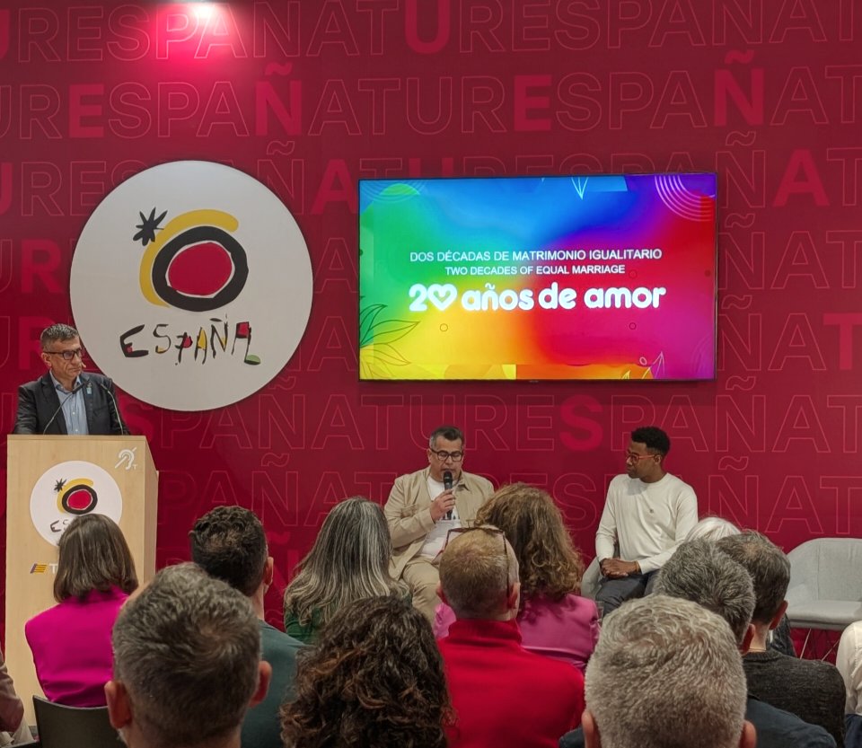 🌍Estamos en <a href="/fitur_madrid/">FITUR</a> hablando del Orgullo estatal, que cada año avanza hacia un modelo más sostenible.  
 
🏳‍🌈El Orgullo no solo es fiesta y turismo. Es, sobre todo, lucha por la igualdad, los derechos y la visibilidad de las personas LGTBI+.