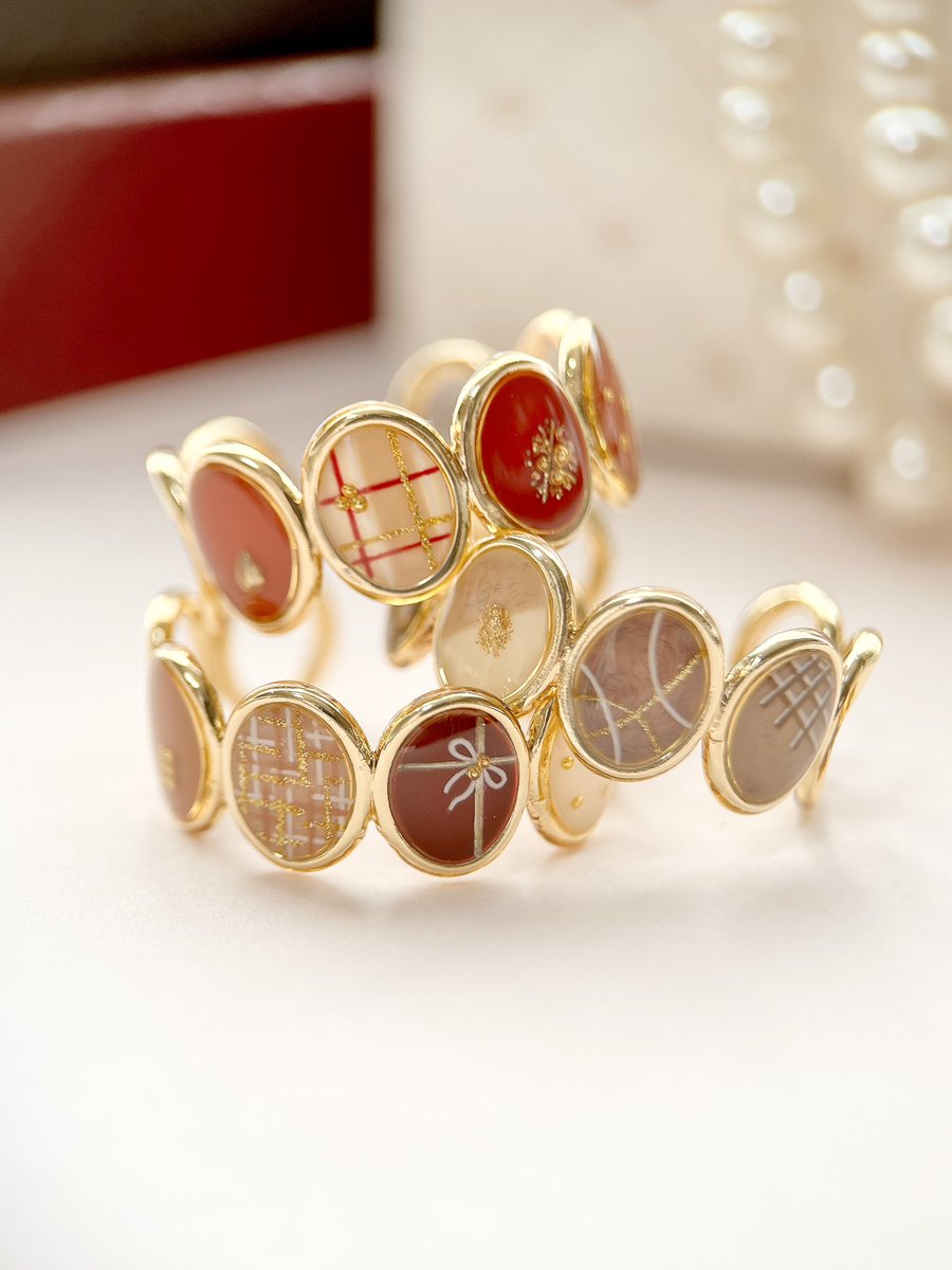 ♔ Valentine Collection 2025 ♔ 

📍1/25(土)12:00～

毎年好評を頂いているバレンタインを
イメージしたリングができました🥨

4年目の今回はこれまでよりもさらに
おしゃれなスペシャルデザイン🍫

1つずつ筆で手描きしているので
端のデザインまで注目して下さいね🖌️
リボン初めて描きました🤭୨୧