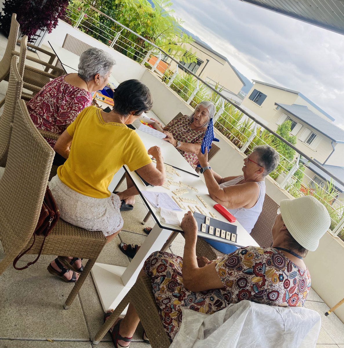 Pendant que nos #amis de l’hémisphère #Nord sont sous la neige, ici nous prenons le #frais sur la #terrasse !
#NosHiversSontVosÉtés #Team974 #BienVieillir #convivialité