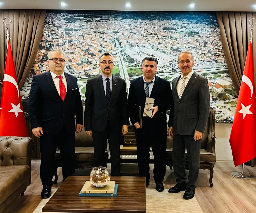 2024 yılı 49.haftanın en başarılı İnegöl Nüf. Md. personeli Yusuf KESKİN’e Genel Md Vali Sn. İbrahim TAŞYAPAN’ın tebrik plaketi Kaym. Sn  Eren Arslan ve İl Nüf. Vat. Md. Hüsamettin ERKINAY tarafından takdim edildi.
<a href="/BursaValiligi/">T.C. Bursa Valiliği</a> 
<a href="/TCNufus/">Nüfus ve Vatandaşlık İşleri Genel Müdürlüğü</a> 
<a href="/itasyapan/">İbrahim Taşyapan</a> 
<a href="/__erenarslan/">🇹🇷 Eren ARSLAN__✍️</a> 
<a href="/h_erkinay1/">Hüsamettin ERKINAY</a>