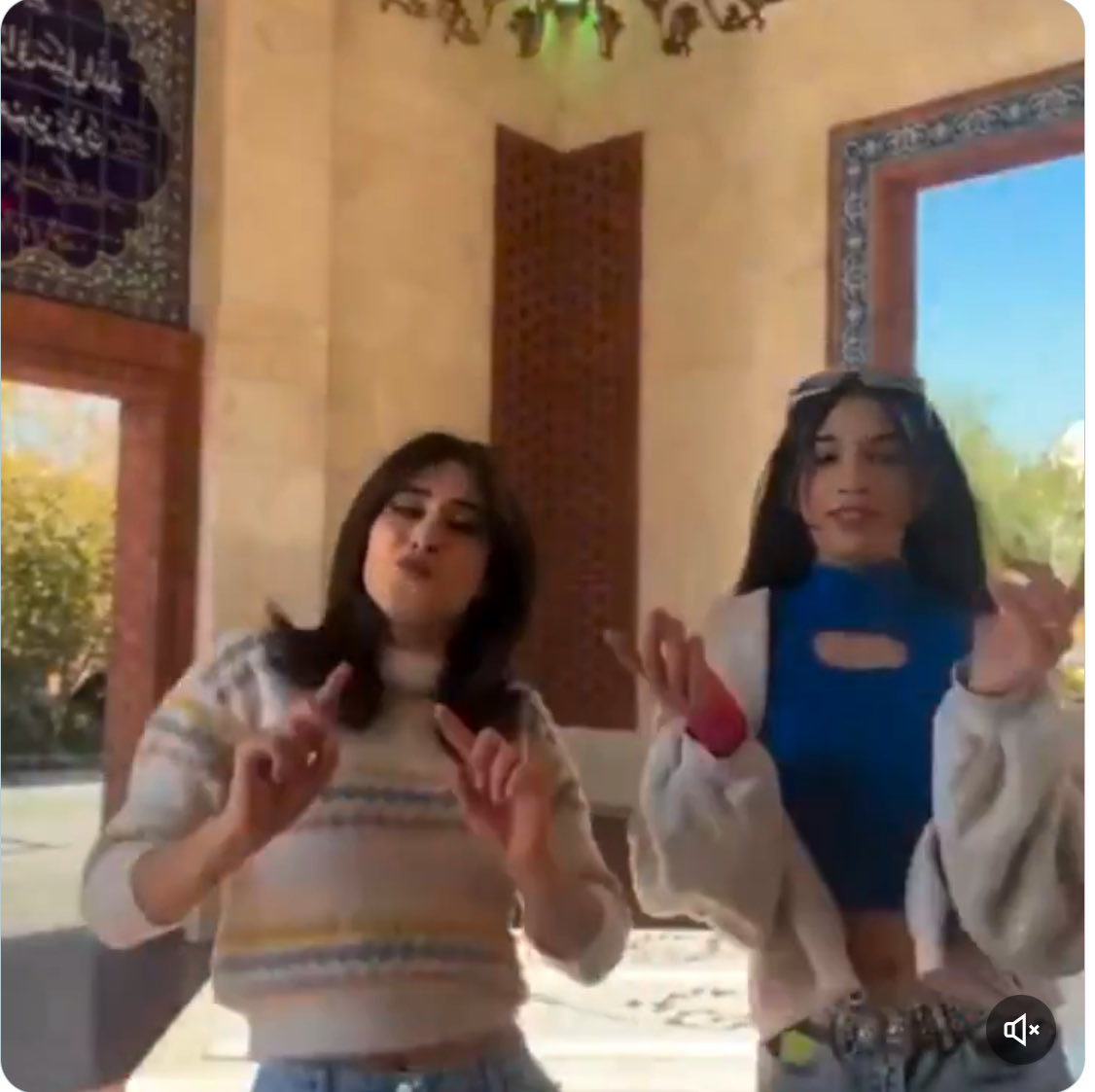 این بنای یادبود آنهایی است که ازجمله هم‌سن‌وسال شما بودند، آنگاه که بجای رقصیدن و لذت‌بردن، جان‌شان را برای میهن‌شان دادند. هم‌سن‌وسال‌های شما بودند، جنگیدند و جان دادند و رفتند، تا شما بمانید. حرمت نام، ازجان‌گذشتگی و بنای یادبوشان را لااقل پاس بدارید.
مبارزه هم اصولی دارد.