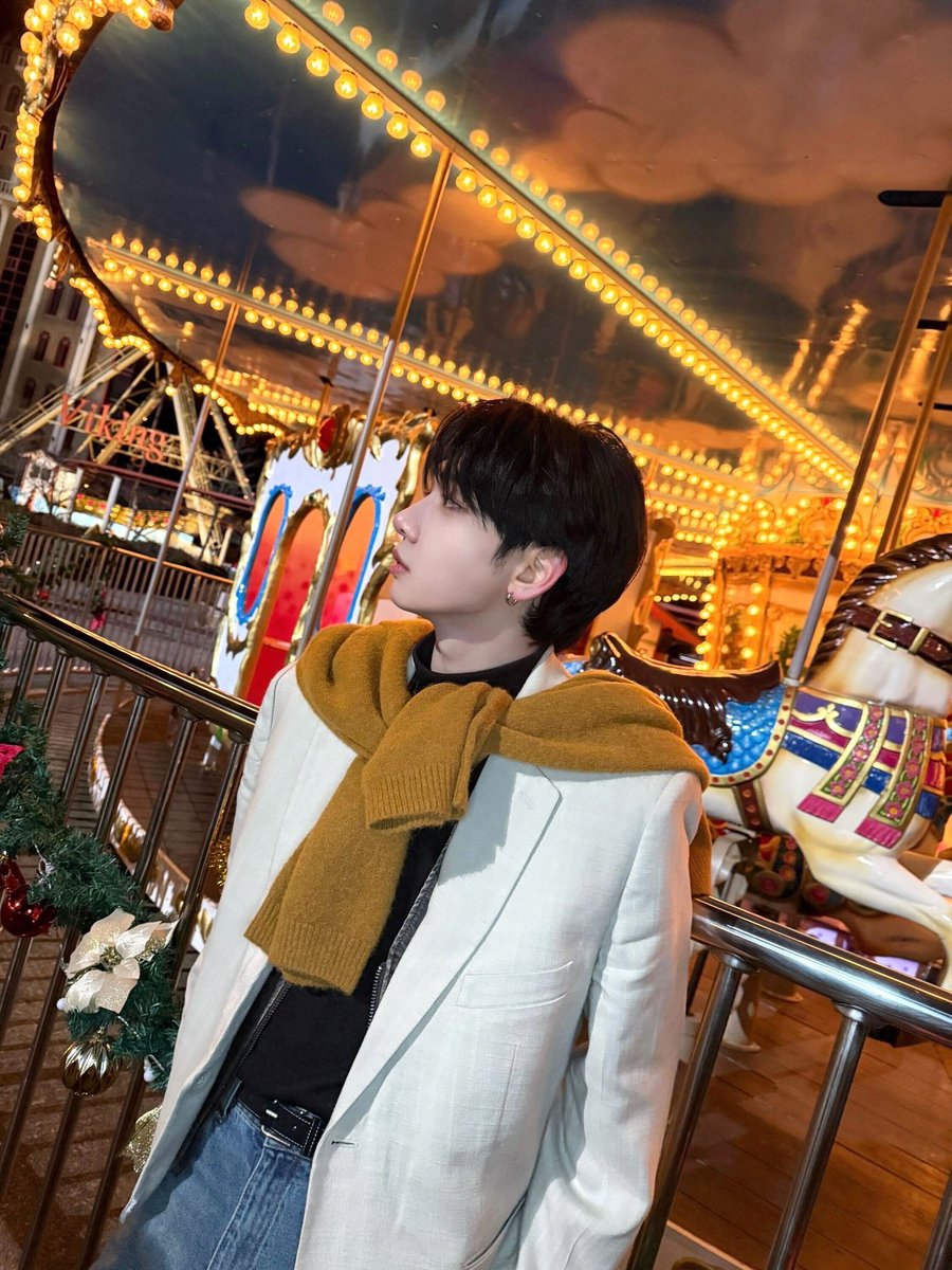 Syuting video musik di taman hiburan membuat kenangan indah masa kecil terputar dalam benakku. Sederhana, namun berkesan. Masa kecil yang penuh canda tawa tanpa beban buatku rindu seutuhnya, sedikit berharap waktu dapat diputarbalikkan.