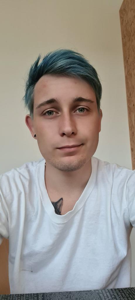 Wenn ich im Gesicht wieder schlanker bin färbe ich meine Haare wieder Blau

Aktuell.                Früher (2y)