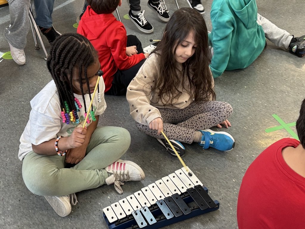 LinthicumES's tweet photo. Celebrating Music at LES across all the grades. #LESFamily #TigerGritWontQuit #AACPSMusic https://t.co/0dmrD71yPk