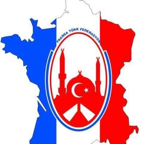 ZaferrHaber's tweet photo. Fransa Türk Federasyonu Bölge Başkanlığı:

Ülkücülük, haksızlık karşısında bir başkaldırı hareketidir.!!!!!!

Türk milliyetçileri olarak, geçmişte Ergenekon ve Balyoz kumpas davalarında Fetullahçı Terör Örgütü’nün Türk ordusunu ve milliyetçi kadroları hedef alarak uyguladığı haksızlıkları unutmadık. Bugün aynı zihniyetin benzer bir yöntemle, Ümit Özdağ gibi bir Türk milliyetçisini hedef almasını asla kabul etmiyoruz.