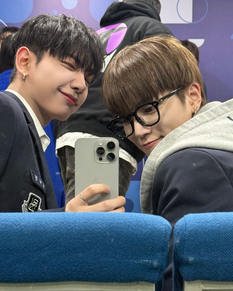 Turut eksis dalam unggahan sobat seperjuangan serta teman segrupku, Riwoo. Ujar para ONEDOOR, ini seperti berang-berang yang berdampingan dengan anjing, ciptakan paduan yang menggemaskan.