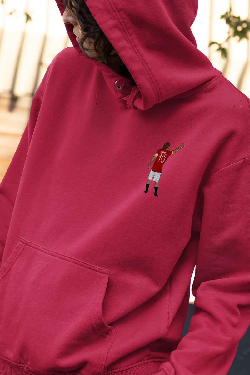 IconicFootyTr's tweet photo. İconic Footy, Francesco Totti’nin efsaneleşmiş anını hoodie tasarımıyla ölümsüzleştiriyor! Roma’nın kalbi, sadakat ve yetenek sembolü Totti’nin bu ikonik anı, futbol tutkusunu tarzınıza taşıyan eşsiz bir parça. https://t.co/Zysv737er4