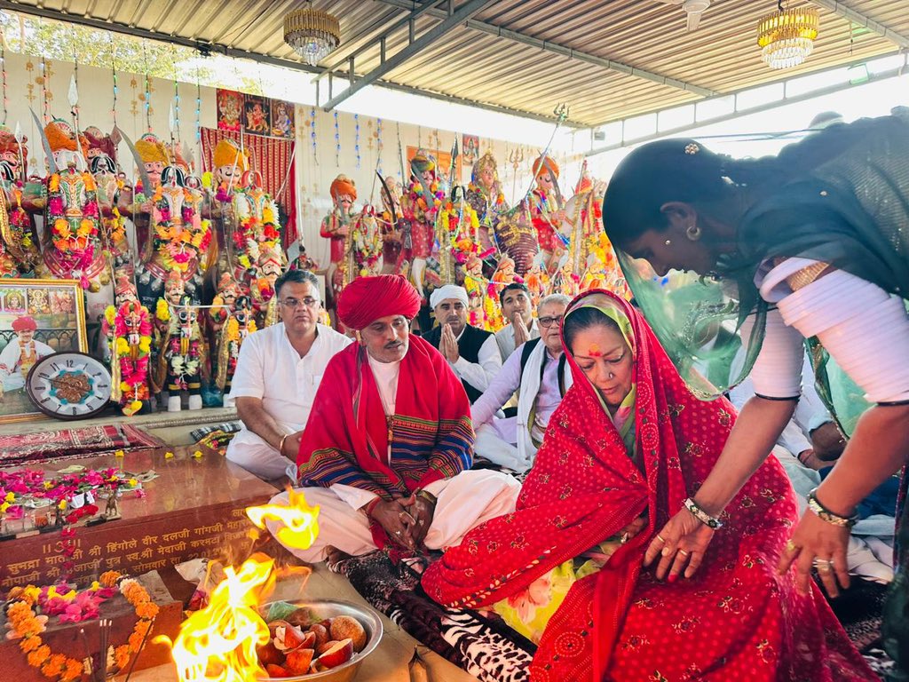 VasundharaBJP's tweet photo. आज बिजरोल खेड़ा पहुंचकर श्री मामाजी मंदिर में दर्शन कर आशीर्वाद प्राप्त किया। साथ ही, इस अवसर पर प्रदेश की सुख और समृद्धि के लिए प्रार्थना की। https://t.co/jArGRw1FS0