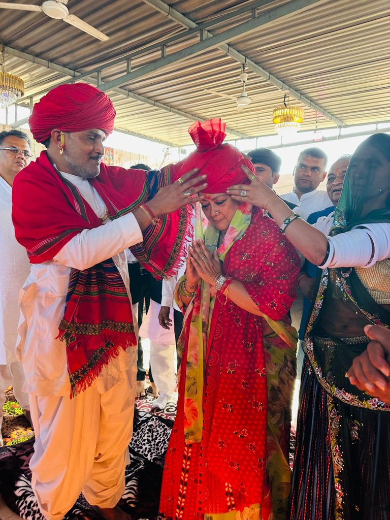 VasundharaBJP's tweet photo. आज बिजरोल खेड़ा पहुंचकर श्री मामाजी मंदिर में दर्शन कर आशीर्वाद प्राप्त किया। साथ ही, इस अवसर पर प्रदेश की सुख और समृद्धि के लिए प्रार्थना की। https://t.co/jArGRw1FS0