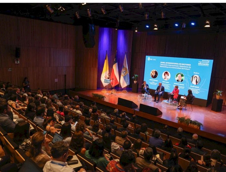 UniversidadesG9's tweet photo. 🟡[SUMMITUC2025] 📌Con más de 7.000 inscritos cerró el @SummitEducacion🙌de la @ucatolica.

✅Desafíos y tendencias en #Educaciónsuperior y escolar.

✅XXI Jornadas de Gestión de Educación Superior y las XIV Jornadas de Dirección y Liderazgo Escolar.

👉https://t.co/Uk0me54A6l https://t.co/RtogrhDYg7