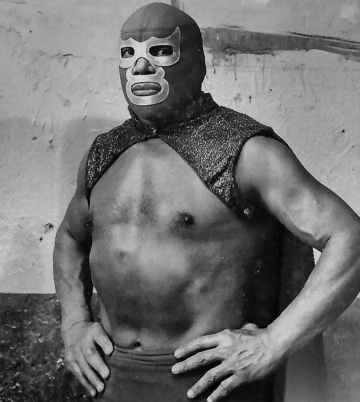 LuchaLibreYYa's tweet image. ¡El Profe! Sensacional #FotoDelRecuerdo de uno de los más grandes de todos los tiempos, Blue Demon.