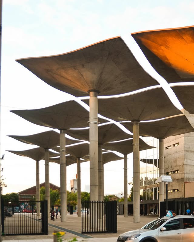 parametricarch's tweet image. 1/3
🧵The Shell Vault, designed by Argentine architect Amancio Williams in 1939, is an innovative structural solution that demonstrates the potential of thin-shell construction. Measuring just 5 cm in thickness, this square vault relies solely on its shape for structural…