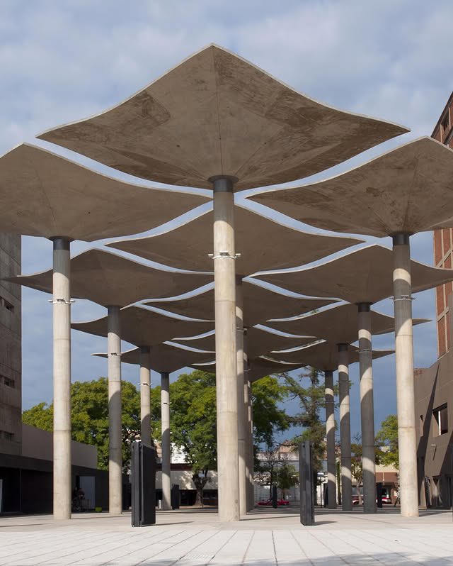 parametricarch's tweet image. 1/3
🧵The Shell Vault, designed by Argentine architect Amancio Williams in 1939, is an innovative structural solution that demonstrates the potential of thin-shell construction. Measuring just 5 cm in thickness, this square vault relies solely on its shape for structural…