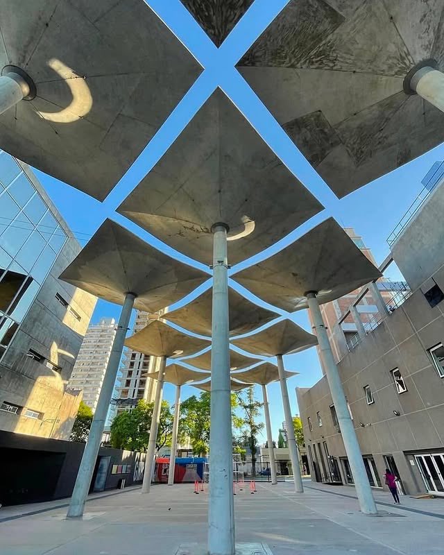 parametricarch's tweet image. 1/3
🧵The Shell Vault, designed by Argentine architect Amancio Williams in 1939, is an innovative structural solution that demonstrates the potential of thin-shell construction. Measuring just 5 cm in thickness, this square vault relies solely on its shape for structural…