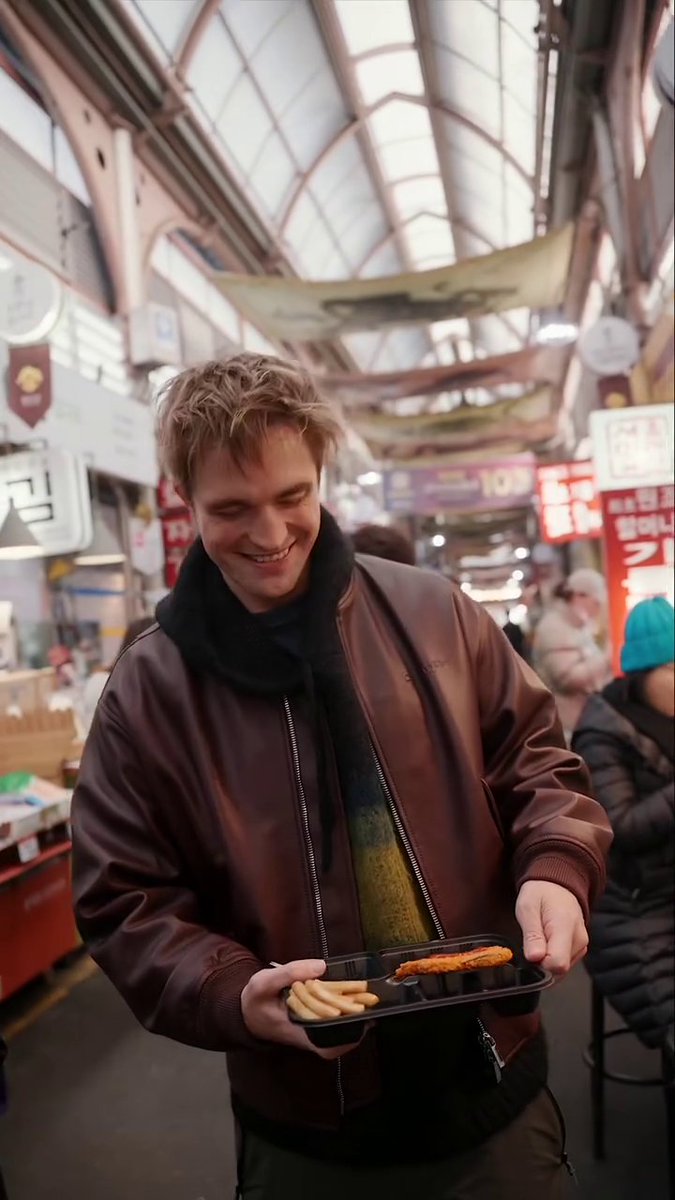 pattinsonphotos's tweet photo. Robert Pattinson visiting Tongin Market during his stay at Seoul to promote MICKEY 17! 🤎 https://t.co/wqso0GZsiO