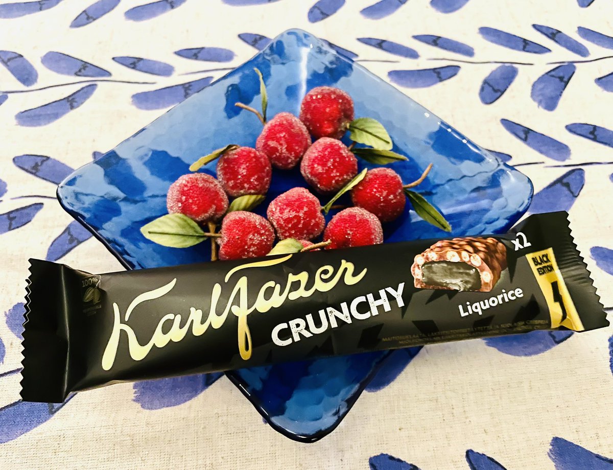 finntastic_de's tweet photo. (Markennennung) Was passt besser zu einem Filmabend als Popcorn? Die Antwort lautet: Fazerschokolade aus Suomi! Heute probiere ich mal den Karl Fazer Crunchy Liquorice Schokoriegel aus! 🍫😍
#Finnland #Schoki #Fazer #Crunchy #Liquorice #Finntastic #diefinnomenaleWebsite https://t.co/bu8K1VkZe4