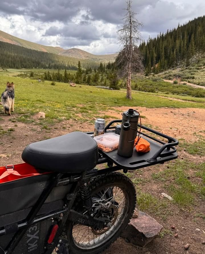 Who needs a table when you have a 2X2? 🧺⚡️🐕️

📷️ @sunshine_and_photo

#outdoorlife #ubcobikes #offroading