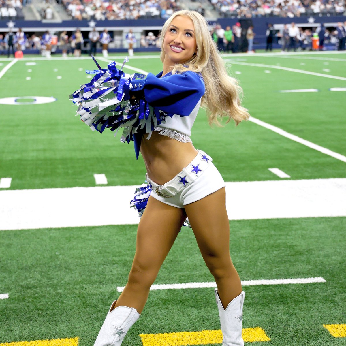 DCCheerleaders's tweet image. Make a birthday wish 💖 Happy Birthday, Michelle!

@Invisalign | #WinningSmiles