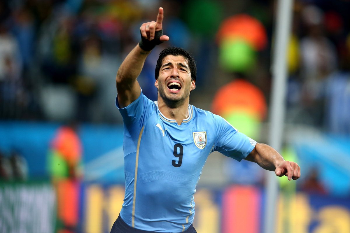 VSportsTM's tweet photo. Luis Suárez 🇺🇾 cumple 38 años. Patrimonio del fútbol mundial. Miembro vitalicio del club de jugadores a los que hay que repasar obligatoriamente. Leyenda de Uruguay y con hazañas en 🇳🇱🏴󠁧󠁢󠁥󠁮󠁧󠁿🇪🇸. ABRIMOS HILO. 👇 https://t.co/bh69DrnYTI