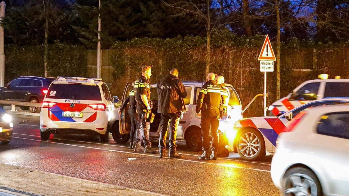 Aanhouding na politieachtervolging in Hilversum, auto klemgereden ⬇️ gooieneemlander.nl/regio/gooi-en-…