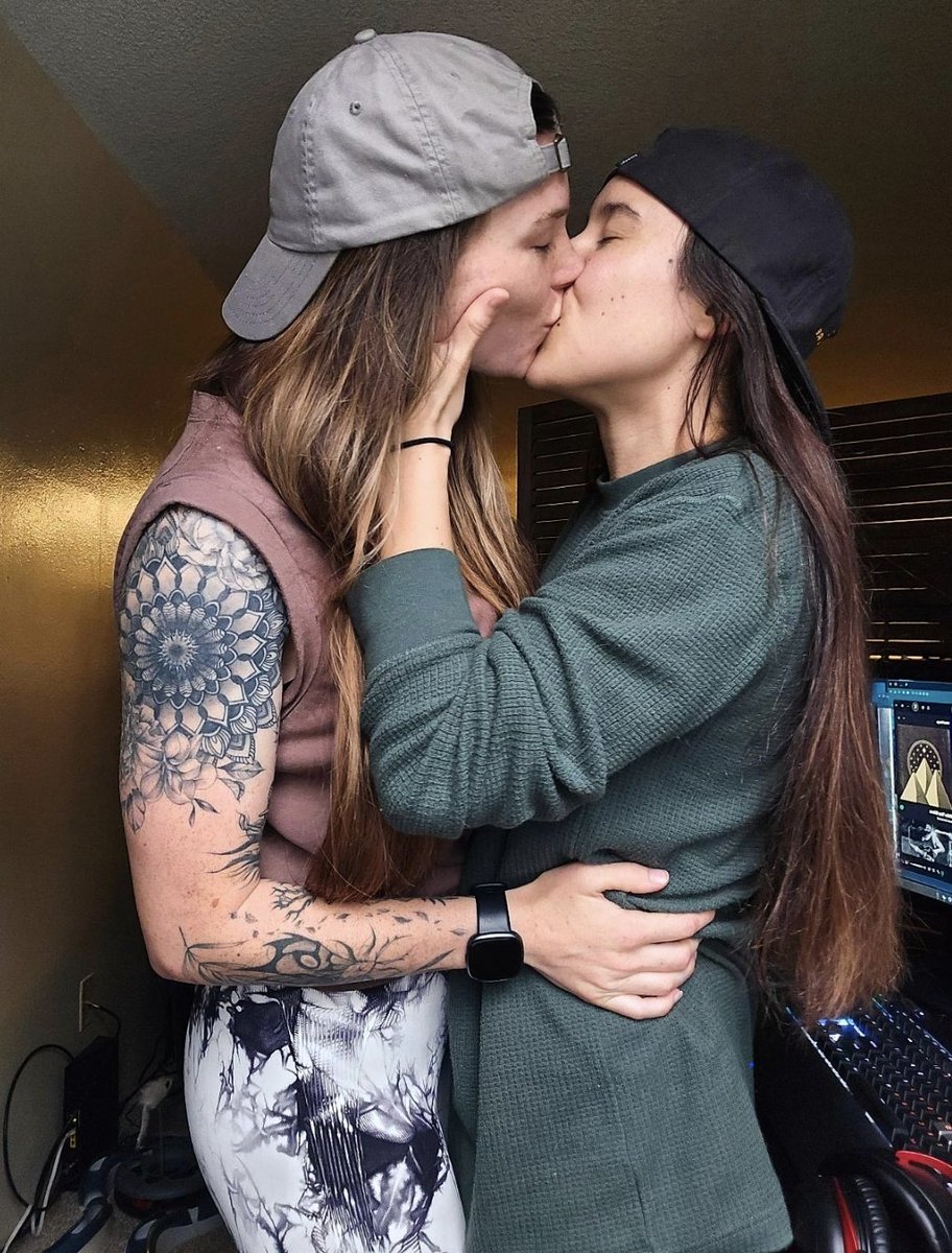 WATCHHOLLIE's tweet image. I've lost 30 followers over me saying "support lgbtq people" 

Are you aware of who you're following??? I am extremely gay and outspoken about this. 

Anyway, follow me for more lesbians on your timeline