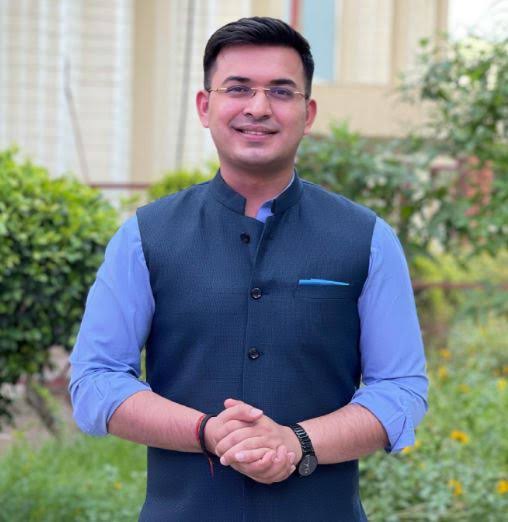 SGirraj_'s tweet image. शुभंकर मिश्रा के मोहन यादव से पूछे गए कठिन सवाल नज़र नहीं आ रहे कहीं! ना पटवारी घोटाला जाँच रिपोर्ट, MP का दुगुना कर्ज, महिला दुष्कर्म और लाखों रोजगार! 

सब गायब? 

भाजपा वालों से सवाल नहीं पूछ पाते इसलिए वो कमी दूसरे मुख्यमंत्रियों से कर लेते क्या 🤔 

#ShubhankarMishra