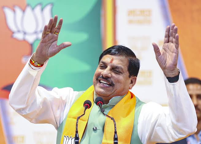 SGirraj_'s tweet image. शुभंकर मिश्रा के मोहन यादव से पूछे गए कठिन सवाल नज़र नहीं आ रहे कहीं! ना पटवारी घोटाला जाँच रिपोर्ट, MP का दुगुना कर्ज, महिला दुष्कर्म और लाखों रोजगार! 

सब गायब? 

भाजपा वालों से सवाल नहीं पूछ पाते इसलिए वो कमी दूसरे मुख्यमंत्रियों से कर लेते क्या 🤔 

#ShubhankarMishra