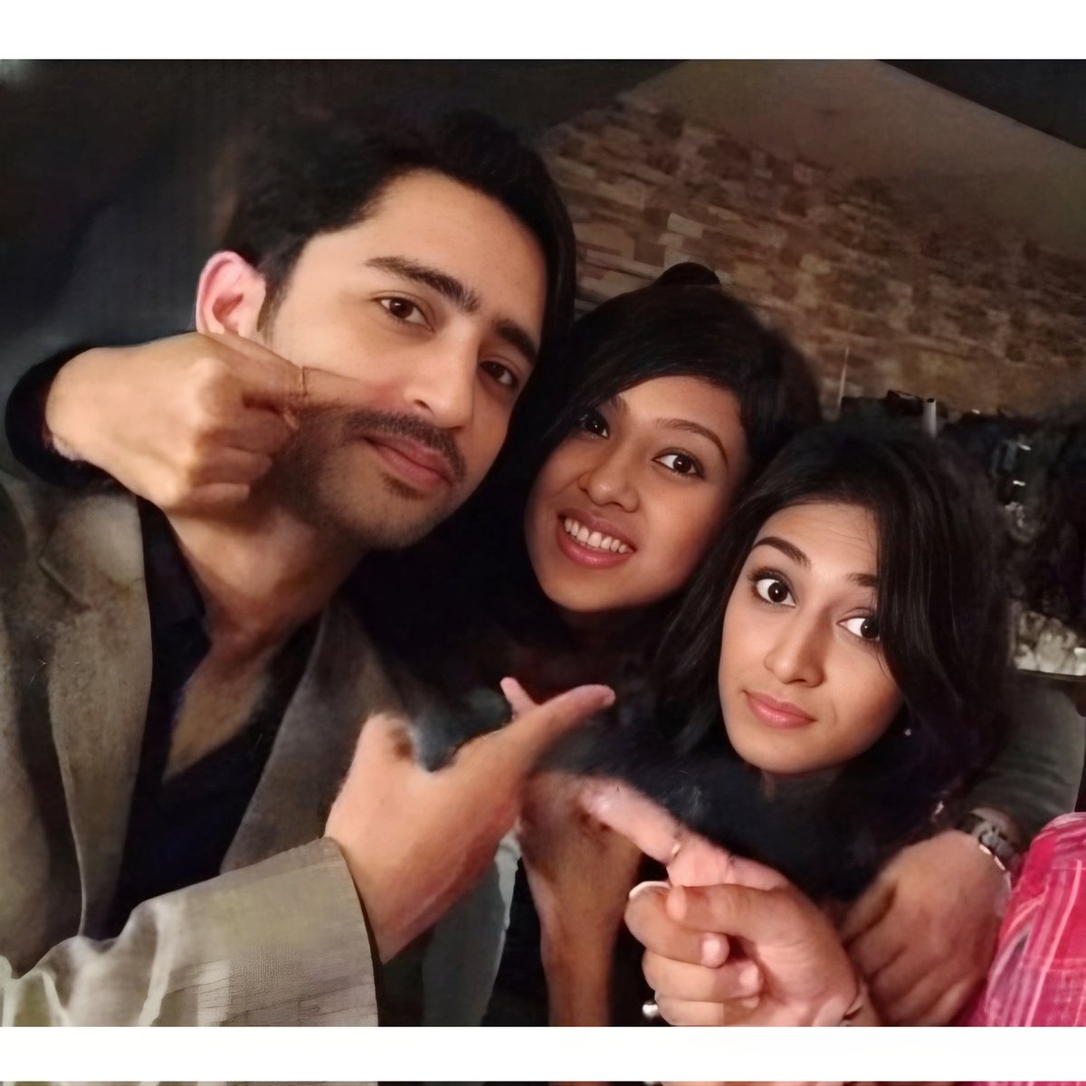 ritu0174's tweet photo. Three Musketeers 😎🤓🤪

The "Tigdi" Of Dev, Sonakshi and Elena From Kuch Rang Pyaar Ke Aise Bhi 🧡🧡

#KRPKAB #ShaheerAsDev #DevDixit #SonakshiBose #Elena #MrAubhodro #MissKhargosh #EricaFernandes #PrernaPanwar 

@Shaheer_S ♥️

#GodBlessYou #ShaheerSheikh https://t.co/zjkzo4ziiC