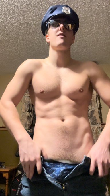 Watch Loganwallcb (18+)'s leaked NSFW photo on TwXstars