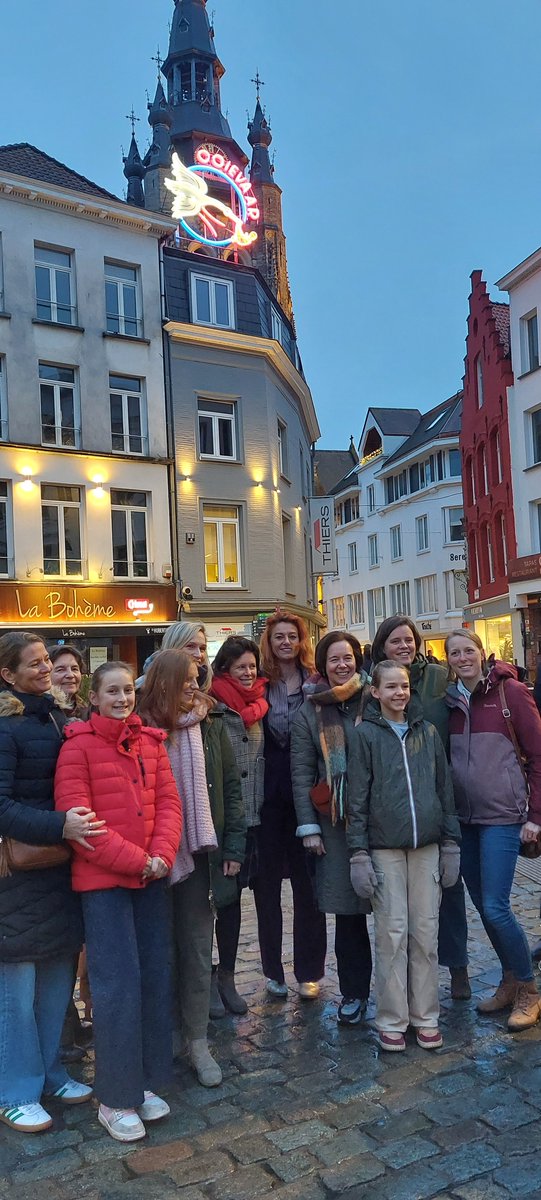 Baby geboren in az groeninge? Met een druk op de knop in het verloskwartier, licht vanaf nu de ooievaar op op de Grote Markt in Kortrijk.
Burgemeester Ruth Vandenberghe gaf op 24 januari het officiële 'startlicht' van de ooievaar. 

#nieuwleven #materniteit #Kortrijk