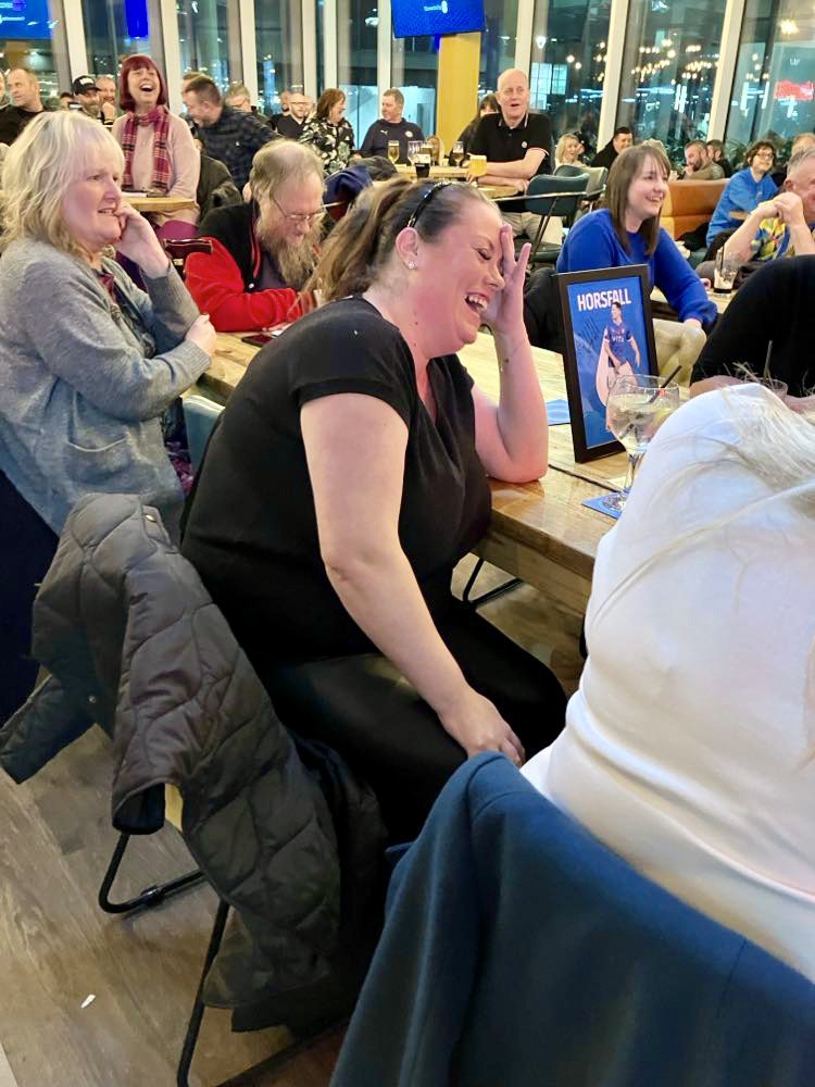 4_oiseaux's tweet image. It was lovely to meet Bee and her friends at our evening with Fraser Horsfall. 
Bee was determined to win the auction for the match-worn shirt that all the squad had signed for Fraser. 
A wonderful example of a County fan’s determination and pleasure. #ForeverFriendsofUganda