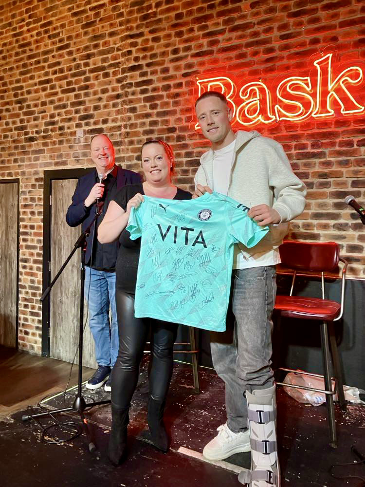 4_oiseaux's tweet image. It was lovely to meet Bee and her friends at our evening with Fraser Horsfall. 
Bee was determined to win the auction for the match-worn shirt that all the squad had signed for Fraser. 
A wonderful example of a County fan’s determination and pleasure. #ForeverFriendsofUganda