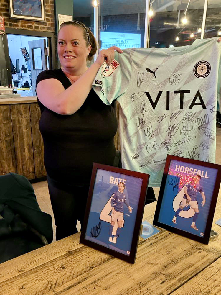 4_oiseaux's tweet image. It was lovely to meet Bee and her friends at our evening with Fraser Horsfall. 
Bee was determined to win the auction for the match-worn shirt that all the squad had signed for Fraser. 
A wonderful example of a County fan’s determination and pleasure. #ForeverFriendsofUganda