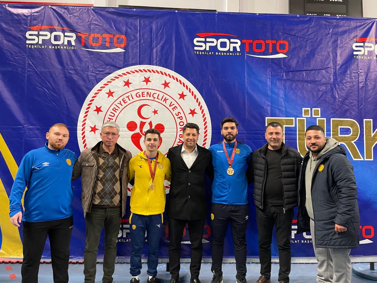 ankaragucuhltr's tweet photo. 🥇Enes Çelik Türkiye Şampiyonu!

Sporcumuz Enes Çelik, Ankara'da düzenlenen Büyükler Türkiye Halter Şampiyonası'nda 102 kilo kategorisinde Türkiye Şampiyonu oldu.

Sporcumuzun madalyasını Amatör Branşlar Sorumlumuz Elvan Akdeniz takdim etti. https://t.co/gIelissMgW