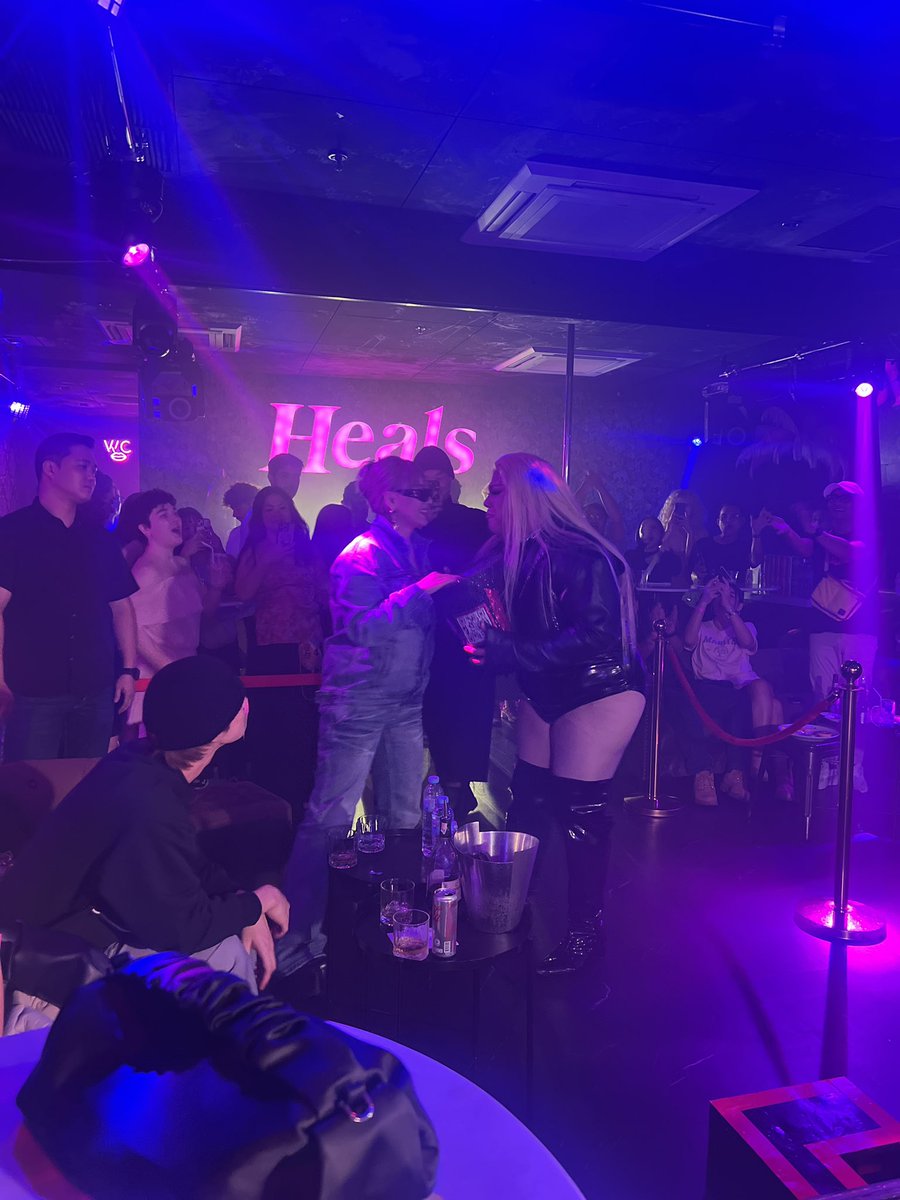 PrismGalaxia's tweet photo. CL at House of Heals with Miss Gimhuay Drag Race Thailand season 2 in Bangkok @chaelinCL @GimHuay @houseofhealsbkk @houseofheals #2NE1 #2NE1_WELCOMEBACKinBKK #2NE1BKK2025 https://t.co/0UqyECgAnT