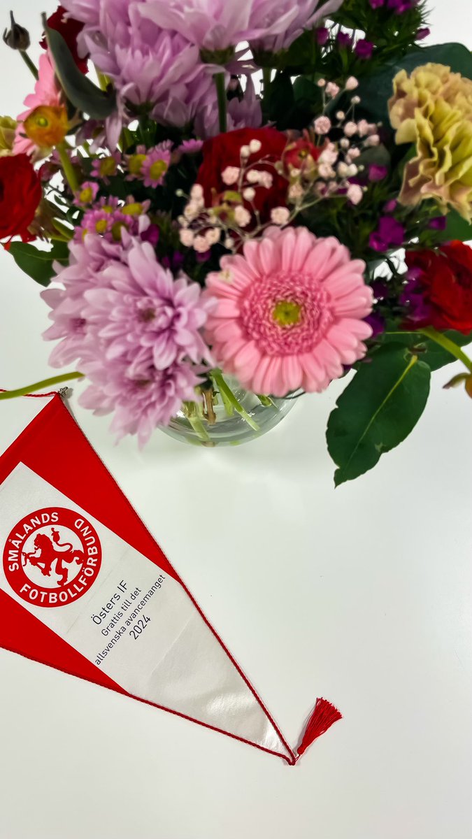 Fredagen på Visma Arena avslutades på allra bästa sätt. 💐

Trevligt besök av Smålands Fotbollsförbund som uppvaktade föreningen efter det Allsvenska avancemanget. Samtidigt bra och konstruktiva samtal om samverkan och framtid. Småland! 🦁

🔴🔵#östersif