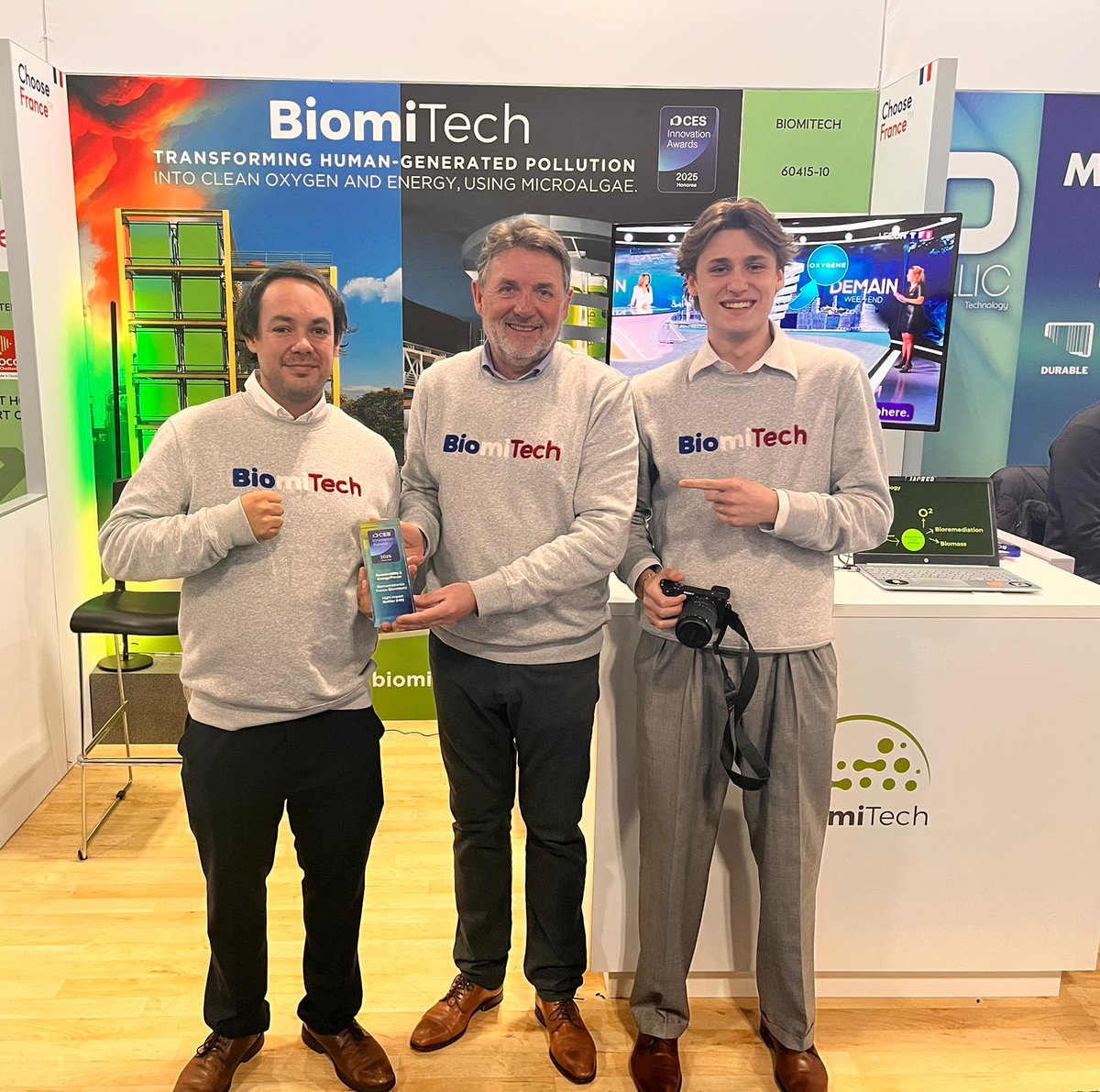 oneprovence13's tweet photo. ✨ Aix-Marseille-Provence brille à Las Vegas ! 

Nos start-up ont une fois de plus marqué les esprits au CES 2025, et deux d’entre elles repartent avec un CES Innovation Award 🏆 !

🚀 @Unistellar , avec ses jumelles à réalité augmentée ENVISION, développées avec Nikon, repousse les limites de l’exploration.
🌱 Biomitech, et ses bioréacteurs à microalgues, révolutionne la qualité de l'air en transformant les polluants en oxygène.
Bravo aussi à Be Energy et OPTIPUS PV, qui ont su mettre en avant leurs solutions innovantes en matière d’énergies renouvelables et d’optimisation photovoltaïque.

Avec l’accompagnement de @risingSUD, @AMPMetropole, @TechnopolArbois, @AMFrenchTech, @grandluminy, la délégation de la @MaRegionSud confirme que notre territoire est un terreau fertile pour les innovations qui façonnent le monde de demain.

🔵 Aix-Marseille-Provence, toujours plus innovante, toujours plus ambitieuse !