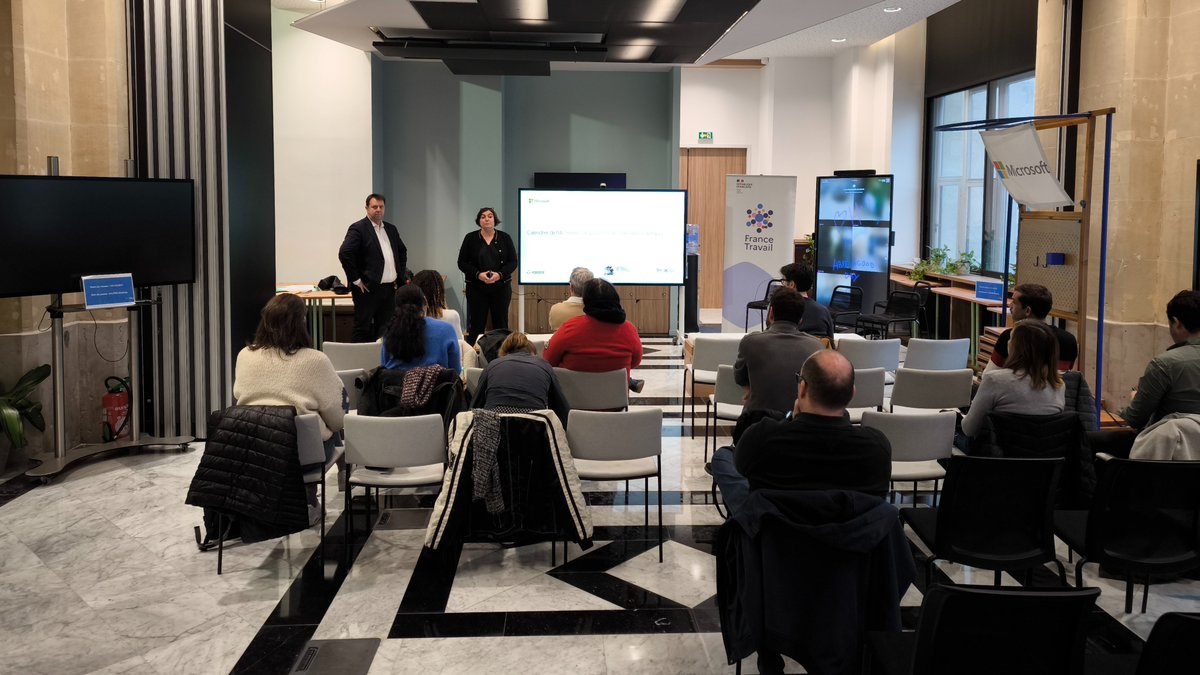 FTravail_PACA's tweet photo. Semaine des métiers du #numérique : présentation du  Calendrier de l’IA par @NricL, Directeur IA et Impact social chez @microsoftfrance. Les participants ont pu tester l'outil en direct et découvrir l'IA générative grâce à un atelier de prompting https://t.co/8LBySu6qHm