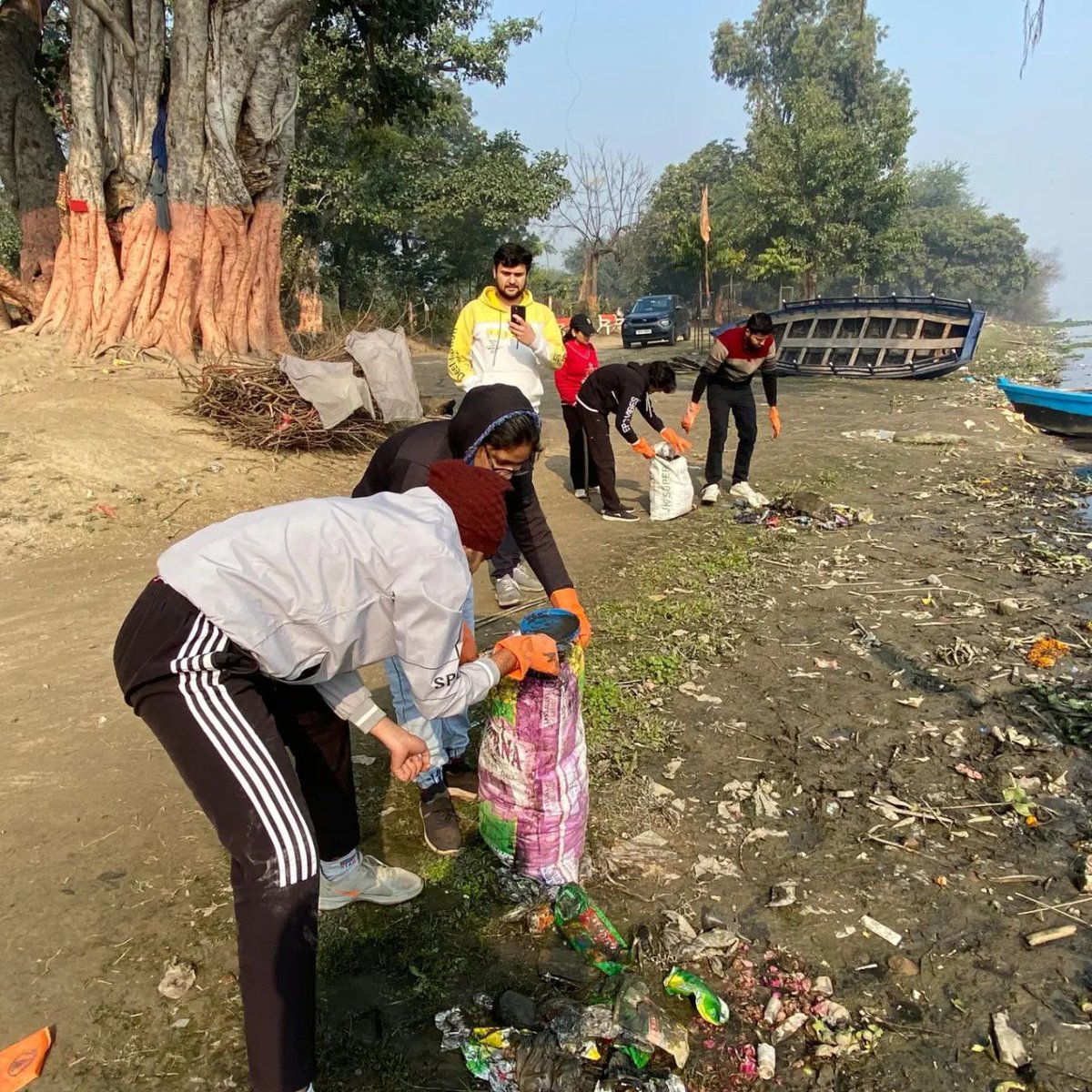 projectmathura's tweet photo. #SafaiSunday
#SwachhtaHiSeva
#sustainablity
Witness the power of community action!
Last Sunday, our volunteers made a real impact at the Yamuna Terminal. Join our mission to clean Maa Yamuna.
Let's make it happen together!
@IASshashank10
@cleanganganmcg
@NVrindavan
@rituias2003 https://t.co/yzV7hFu7WM